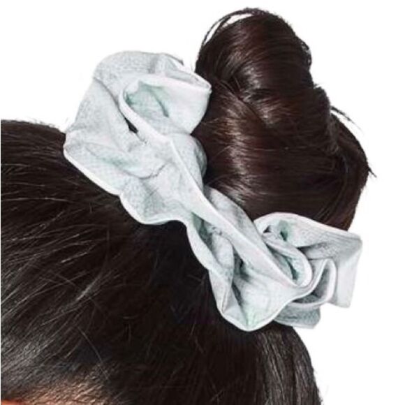 Lululemon Light Locks Scrunchie Jasmine White Multi - Picture 1 of 9